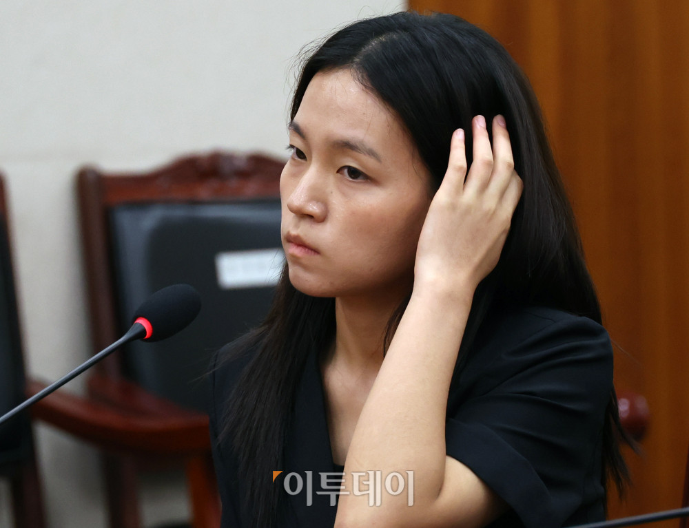 ▲5일 서울 여의도 국회 법제사법위원회 법안심사1소위원회에서 열린 검찰개혁 입법청문회에서 증인으로 출석한 김정민 서울남부지방검찰청 수사관이 머리를 만지고 있다. 이날 국민의힘은 증인채택, 청문회 내용 등에 항의하며 퇴장했다. 고이란 기자 photoeran@