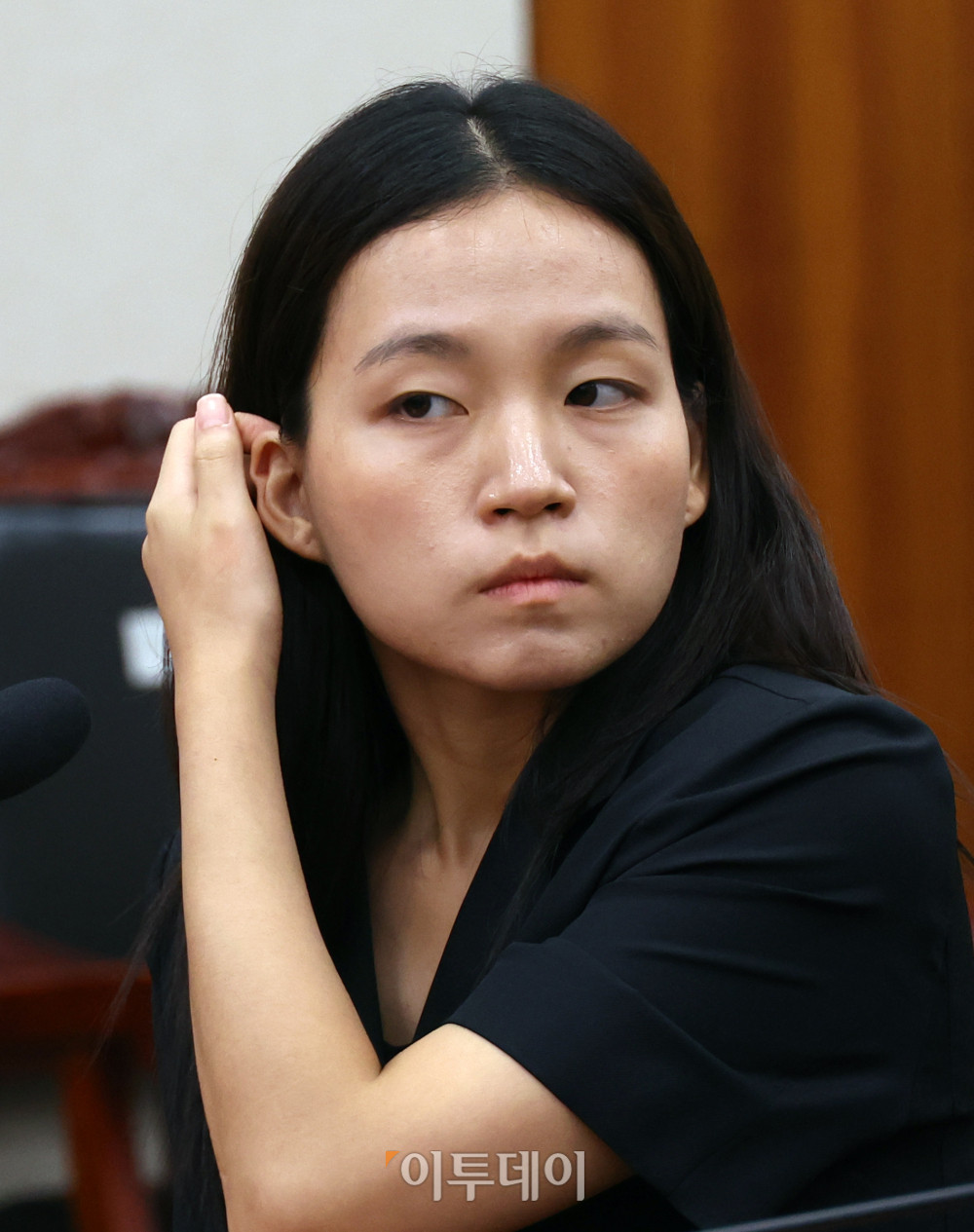 ▲5일 서울 여의도 국회 법제사법위원회 법안심사1소위원회에서 열린 검찰개혁 입법청문회에서 증인으로 출석한 김정민 서울남부지방검찰청 수사관이 머리를 만지고 있다. 이날 국민의힘은 증인채택, 청문회 내용 등에 항의하며 퇴장했다. 고이란 기자 photoeran@