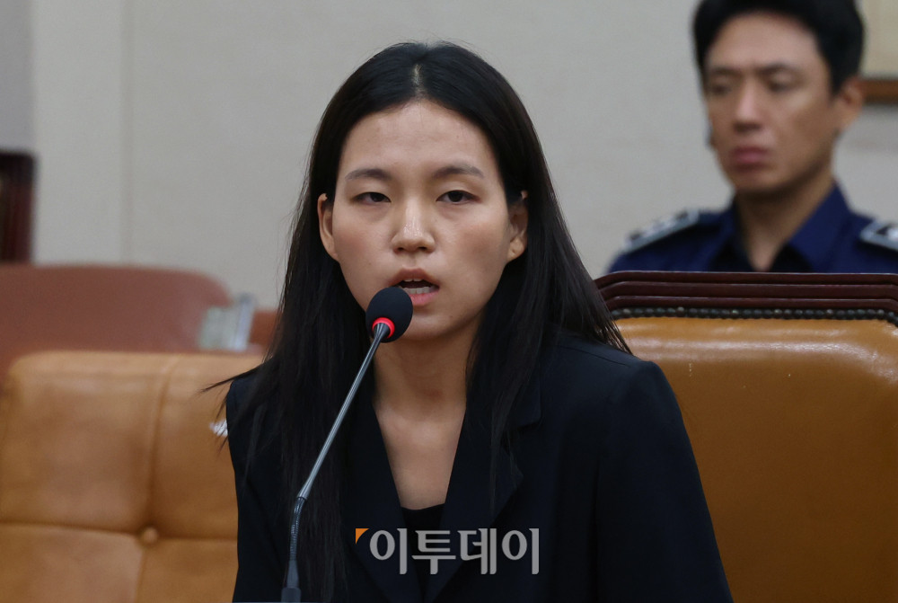 ▲5일 서울 여의도 국회 법제사법위원회 법안심사1소위원회에서 열린 검찰개혁 입법청문회에서 증인으로 출석한 김정민 서울남부지방검찰청 수사관이 의원 질의에 답하고 있다. 이날 국민의힘은 증인채택, 청문회 내용 등에 항의하며 퇴장했다. 고이란 기자 photoeran@