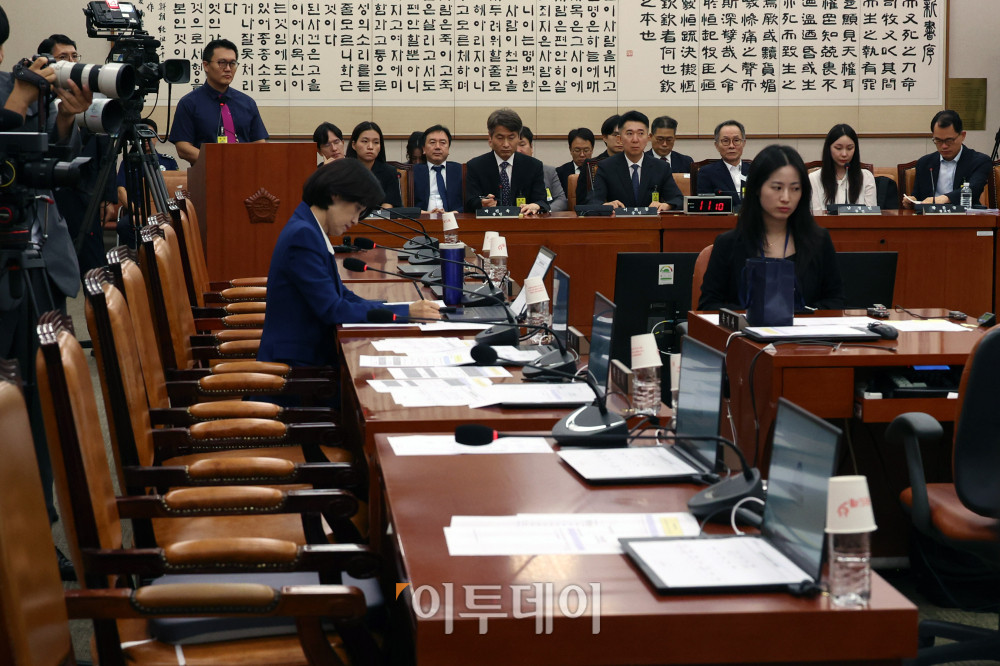 ▲5일 서울 여의도 국회 법제사법위원회 법안심사1소위원회에서 열린 검찰개혁 입법청문회에 국민의힘 의원들 자리가 비어있다. 이날 국민의힘은 증인채택, 청문회 내용 등에 항의하며 퇴장했다. 고이란 기자 photoeran@