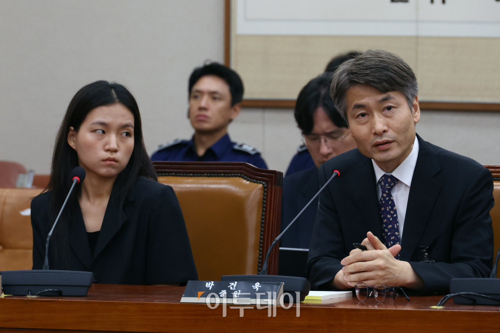 ▲5일 서울 여의도 국회 법제사법위원회 법안심사1소위원회에서 열린 검찰개혁 입법청문회에서 증인으로 출석한 박건욱 대구지방검찰청 인권보호관(전 서울남부지검 부장검사)이 의원 질의에 답하고 있다. 이날 국민의힘은 증인채택, 청문회 내용 등에 항의하며 퇴장했다. 왼쪽은 증인으로 출석한 김정민 서울남부지방검찰청 수사관. 고이란 기자 photoeran@