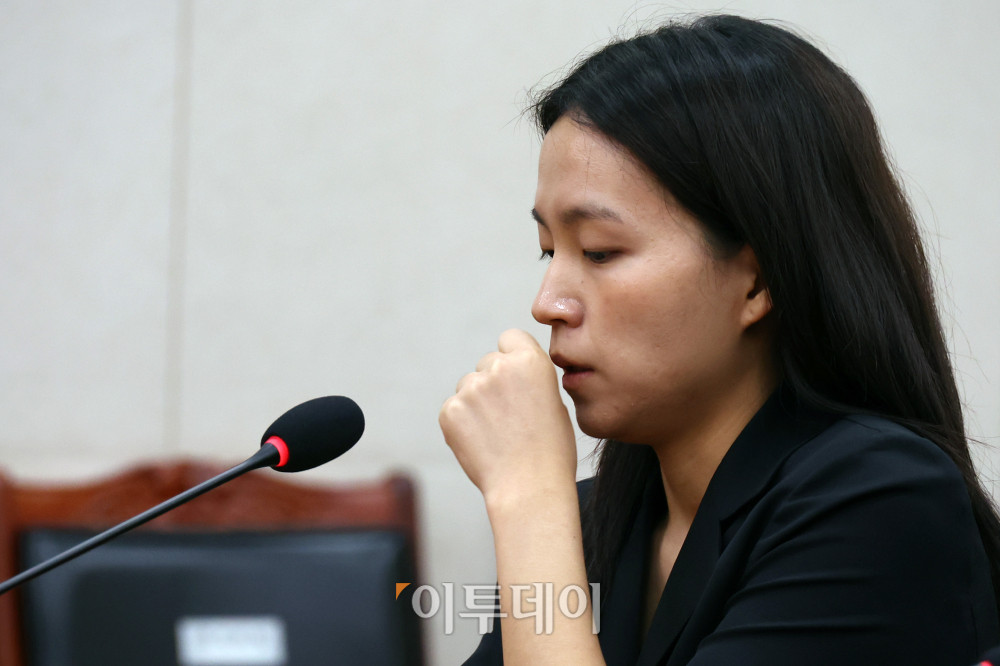 ▲5일 서울 여의도 국회 법제사법위원회 법안심사1소위원회에서 열린 검찰개혁 입법청문회에서 증인으로 출석한 김정민 서울남부지방검찰청 수사관이 기침을 하고 있다. 이날 국민의힘은 증인채택, 청문회 내용 등에 항의하며 퇴장했다. 고이란 기자 photoeran@