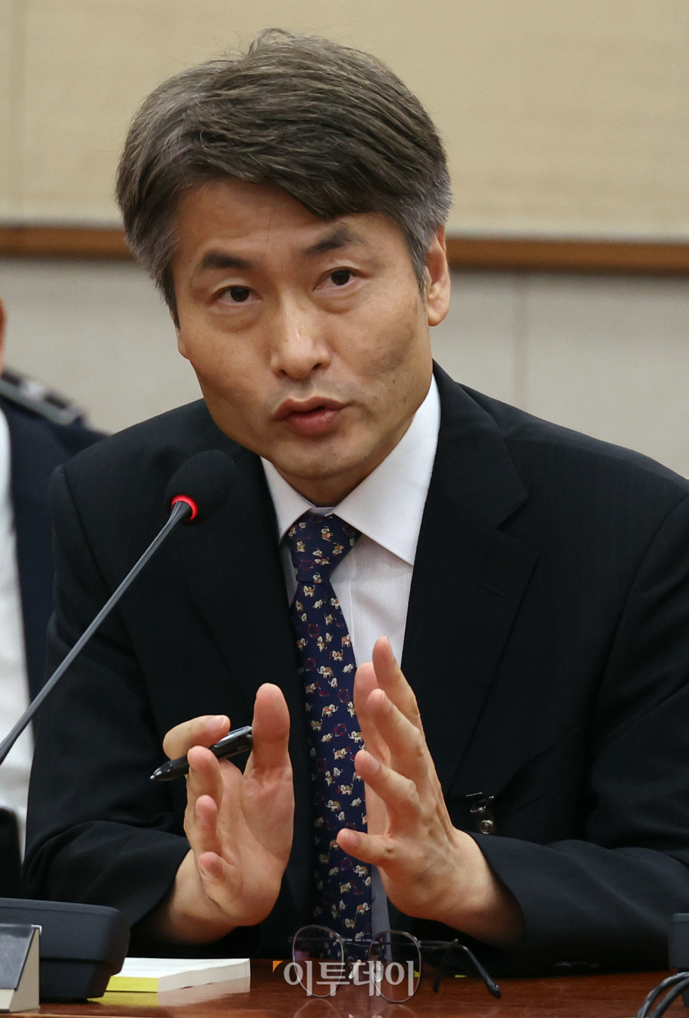 ▲5일 서울 여의도 국회 법제사법위원회 법안심사1소위원회에서 열린 검찰개혁 입법청문회에서 증인으로 출석한 박건욱 대구지방검찰청 인권보호관(전 서울남부지검 부장검사)이 의원 질의에 답하고 있다. 이날 국민의힘은 증인채택, 청문회 내용 등에 항의하며 퇴장했다. 고이란 기자 photoeran@