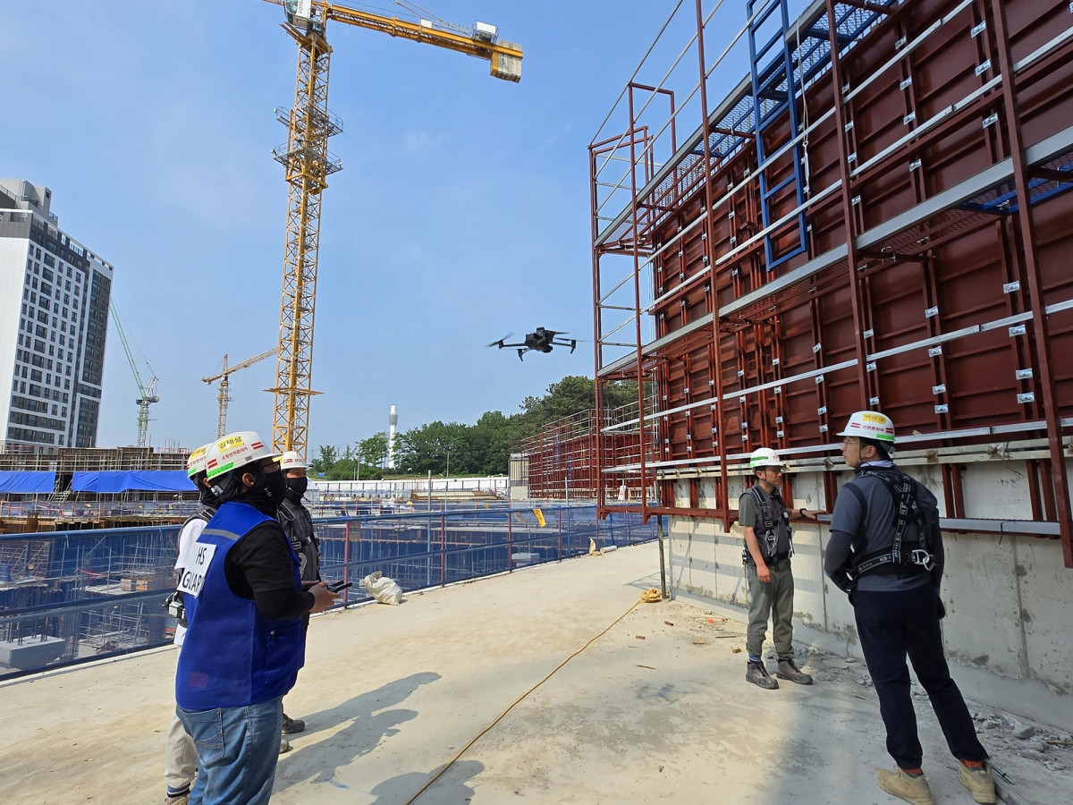 ▲HDC현대산업개발 시공 현장에서 드론을 활용해 현장 관리를 하는 모습. (사진제공=HDC현대산업개발)