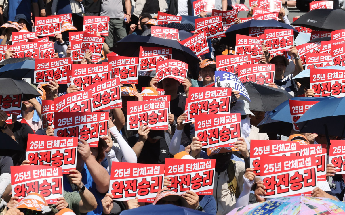 ▲3일 울산시 북구 현대자동차 울산공장 본관 앞에서 열린 현대차 노조의 총파업 결의대회에서 조합원들이 구호를 외치고 있다. 이날 노조는 올해 임금 및 단체협약 교섭 난항으로 부분 파업에 들어갔다. (연합뉴스)