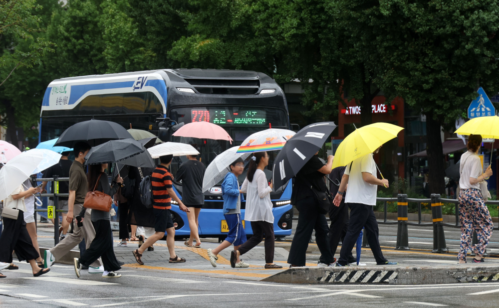 ▲중부지방을 중심으로 강한 장맛비가 내리던 8월 14일 서울 광화문에서 우산을 쓴 시민들이 발걸음을 서두르고 있다. 고이란 기자 photoeran@ (이투데이DB)