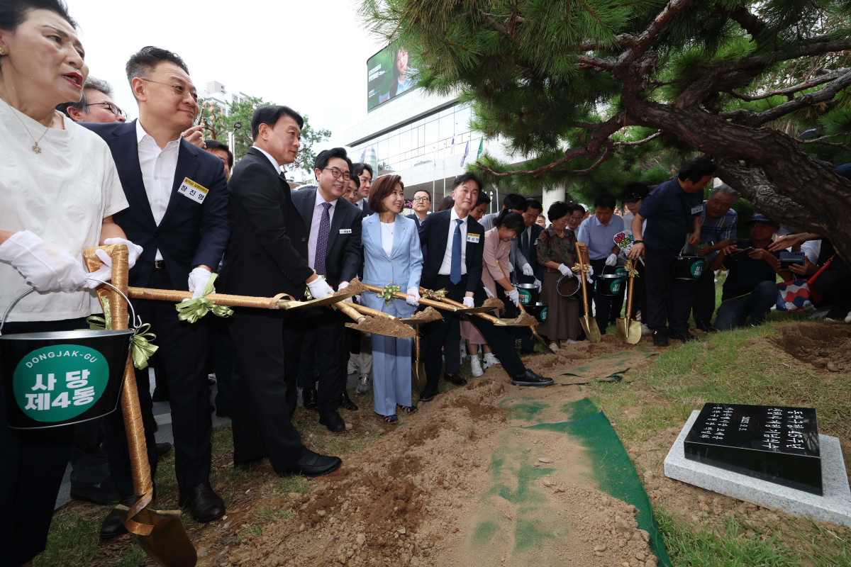 ▲5일 서울 동작구청 신청사에서 열린 개청식에서 박일하 동작구청장과 나경원 국민의힘 의원 등 내빈들이 기념식수를 하고 있다. 신태현 기자 holjjak@
