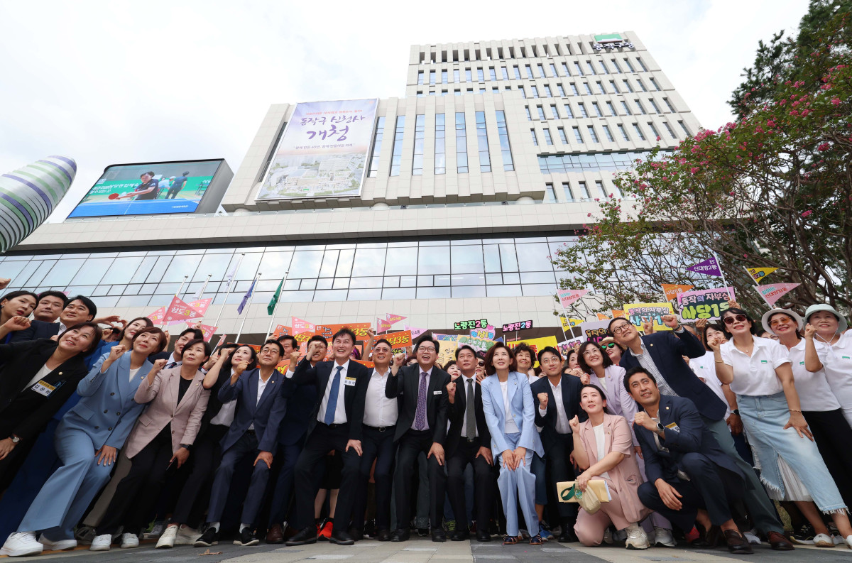 ▲5일 서울 동작구청 신청사에서 열린 개청식에서 박일하 동작구청장과 나경원 국민의힘 의원 등 내빈들이 기념촬영을 하고 있다. 신태현 기자 holjjak@