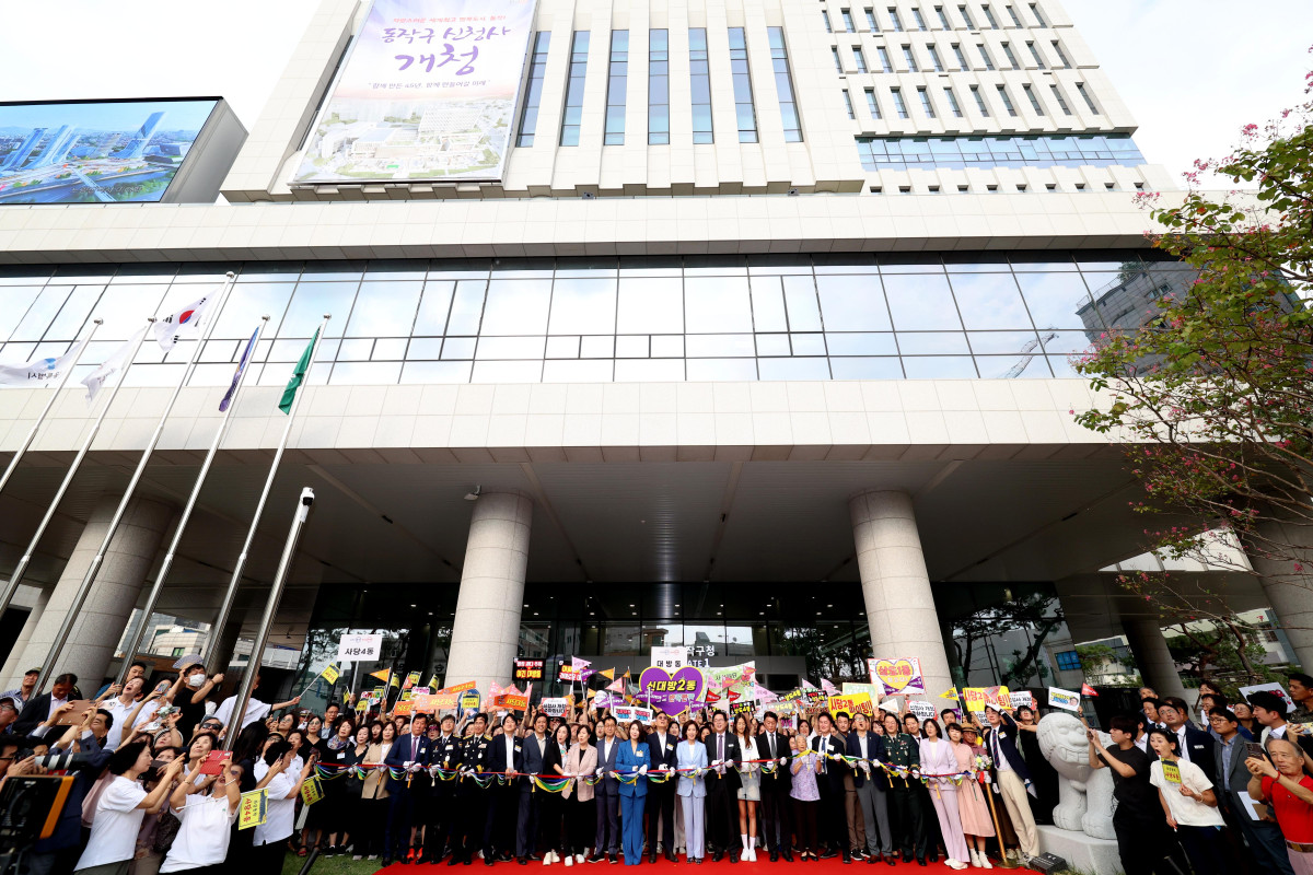 ▲5일 서울 동작구청 신청사에서 열린 개청식에서 박일하 동작구청장과 나경원 국민의힘 의원 등 내빈들이 기념촬영을 하고 있다. 신태현 기자 holjjak@