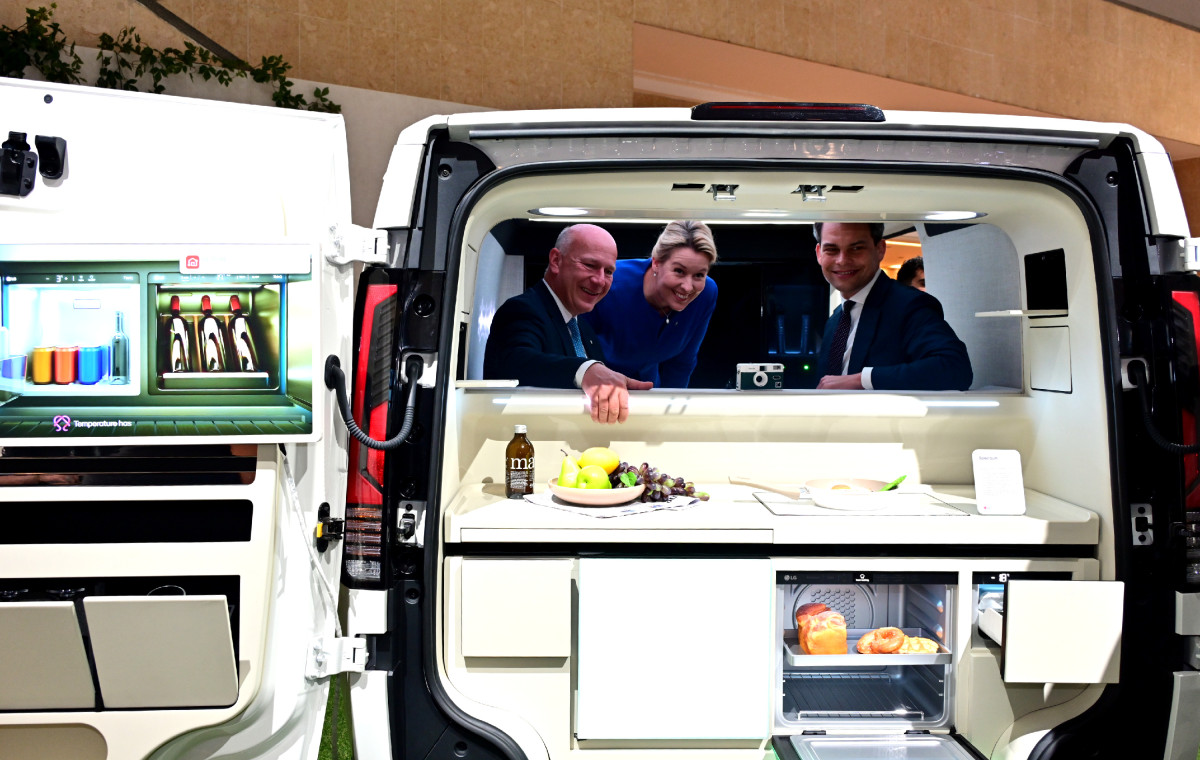 ▲카이 베그너 베를린 시장(왼쪽 첫번째), 프란치스카 기파이 베를린 부시장 겸 경제에너지당국 의원(왼쪽 두번째) 등이 LG전자의 AI 모빌리티 공간 솔루션 '슈필라움'을 체험해보고 있다. (자료제공=LG전자)