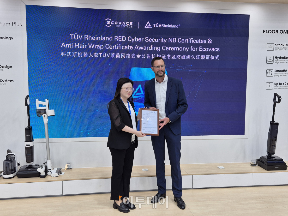 ▲에코백스 관계자와 TUV 라인란드 관계자가 기념사진을 촬영하고 있다. (박민웅 기자 pmw7001@)