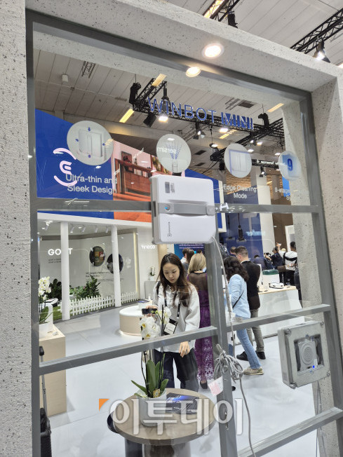 ▲에코백스 창문형 청소 로봇 '윈봇' (박민웅 기자 pmw7001@)