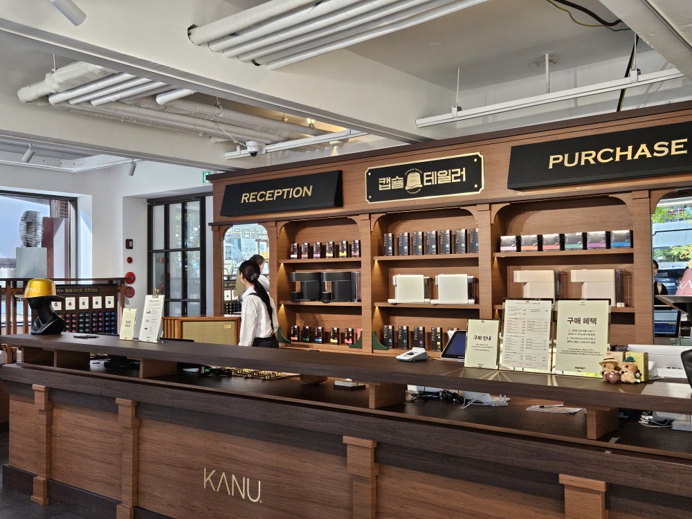 ▲서울 종로구 재동에 문을 연 동서식품 '카누 캡슐 테일러 플래그십 스토어 in 북촌' 내 캡슐 테일러 리셉션 공간. (문현호 기자 m2h@)