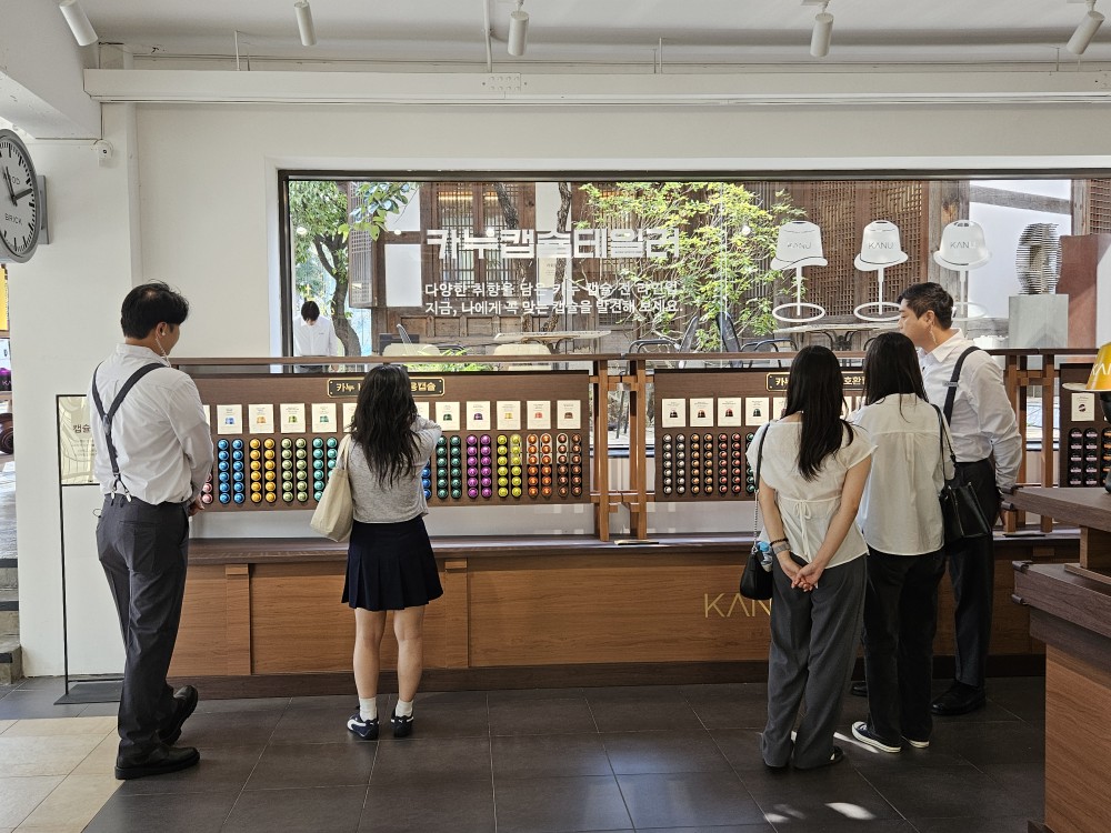 ▲방문객들이 '캡슐 탐색 존'을 둘러보고 있다. (문현호 기자 m2h@)