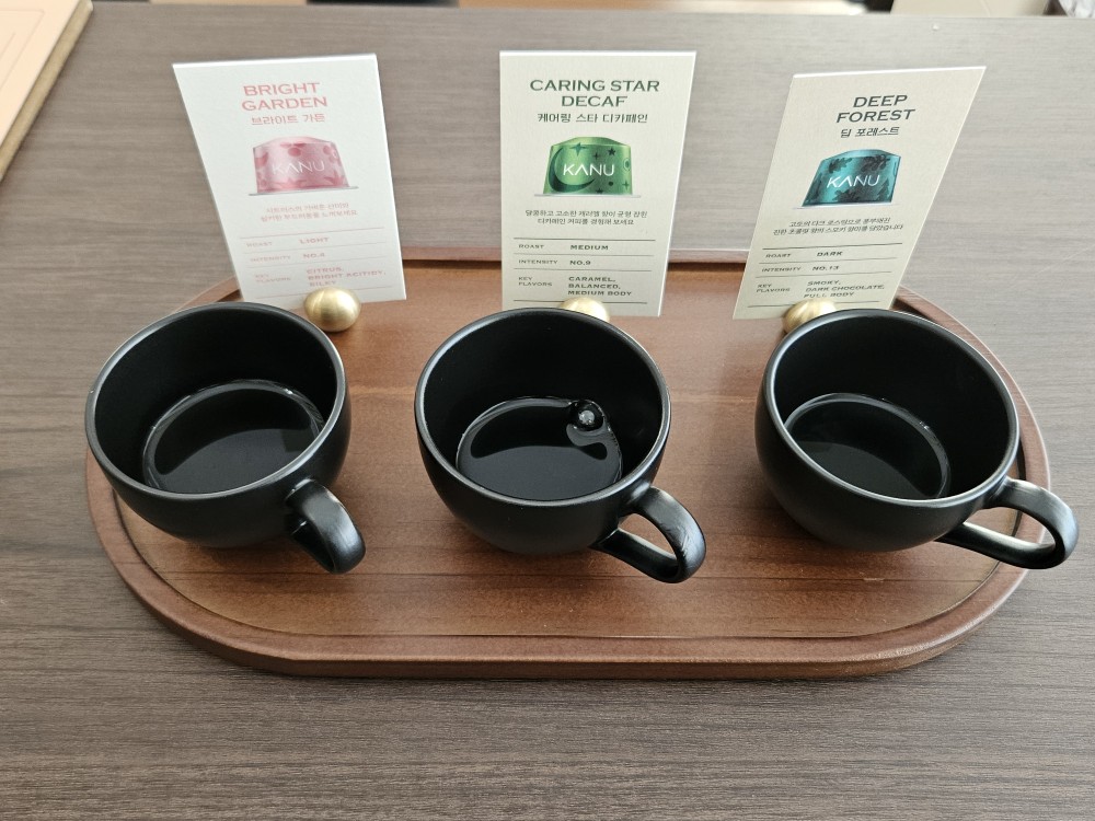 ▲'카누 바리스타 전용캡슐 존'에서 13가지 캡슐 커피 제품 중 3가지를 시음할 수 있다. (문현호 기자 m2h@)