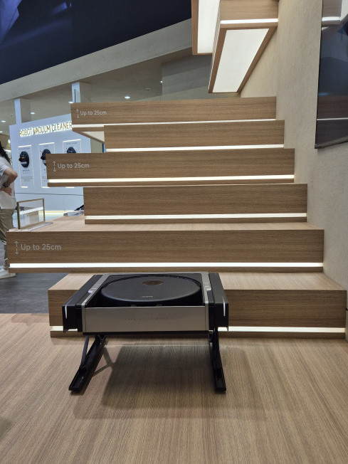 ▲모바 로봇청소기 '제우스(ZEUS) 60’이 계단을 오르고 있다. (박민웅 기자 pmw7001@)