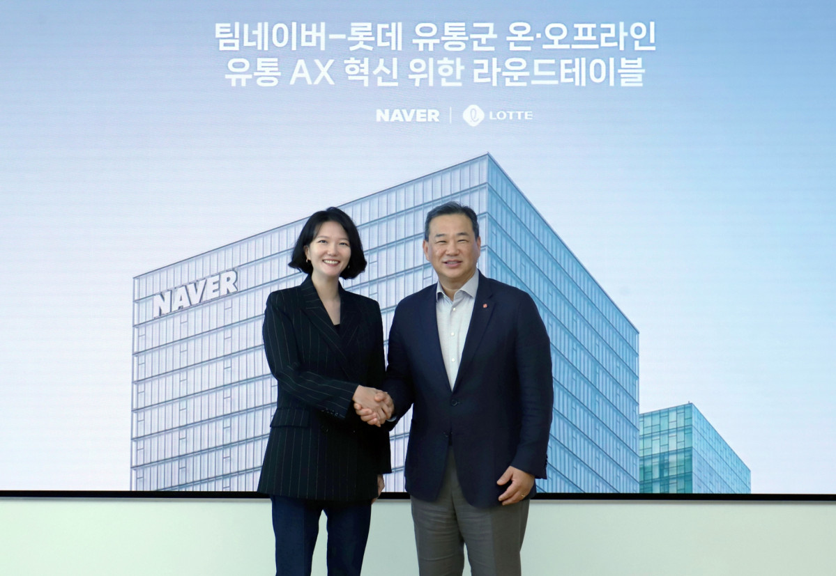 ▲5일 성남시 분당구 정자동 네이버 1784에서 (오른쪽부터) 김상현 롯데 유통군 총괄대표 부회장과 최수연 네이버 대표가 온·오프라인 유통 AX(AI Transformation) 혁신을 위한 라운드테이블을 가졌다. 롯데 유통군은 이번 전략적 업무 제휴를 계기로 Agentic Enterprise 전환에 더욱 박차를 가할 예정이다. (사진제공=롯데 유통군)