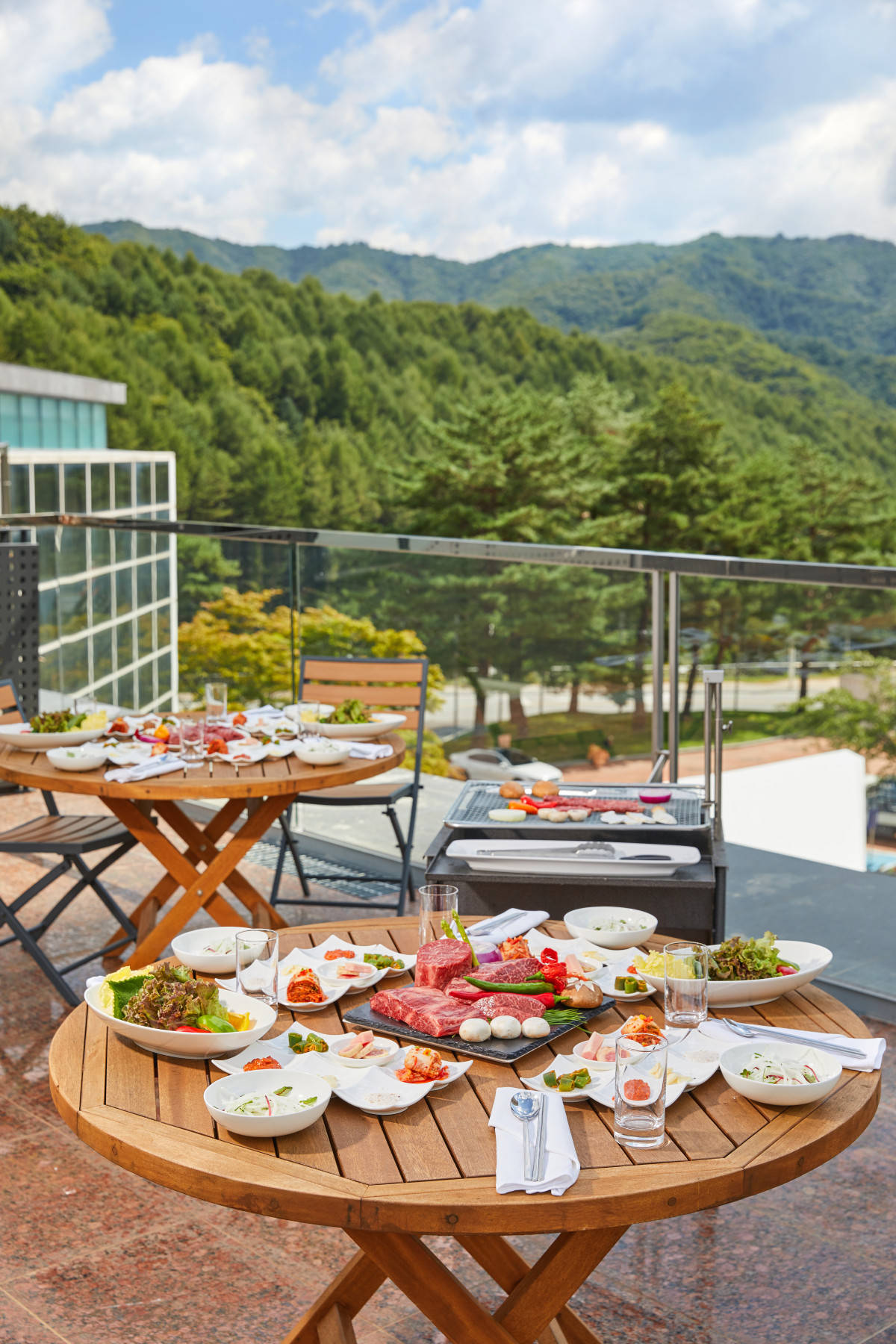 ▲휘닉스 파크 뷔페 레스토랑 '온도' 테라스에서 진행하는 '한우 라이브' 행사 (사진제공=휘닉스호텔앤드리조트)