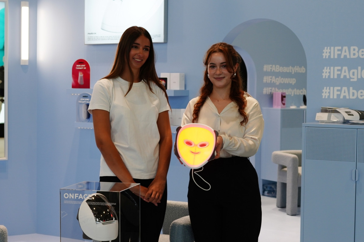 ▲아모레퍼시픽의 AI 뷰티 디바이스 전문 브랜드 메이크온이 5일(현지시각), 독일 베를린 메세 베를린(Messe Berlin)에서 개막한 IFA 2025 현장에서 마이크로 LED 마스크 디바이스 '온페이스(ONFACE)'를 최초 공개했다. (사진제공=아모레퍼시픽)