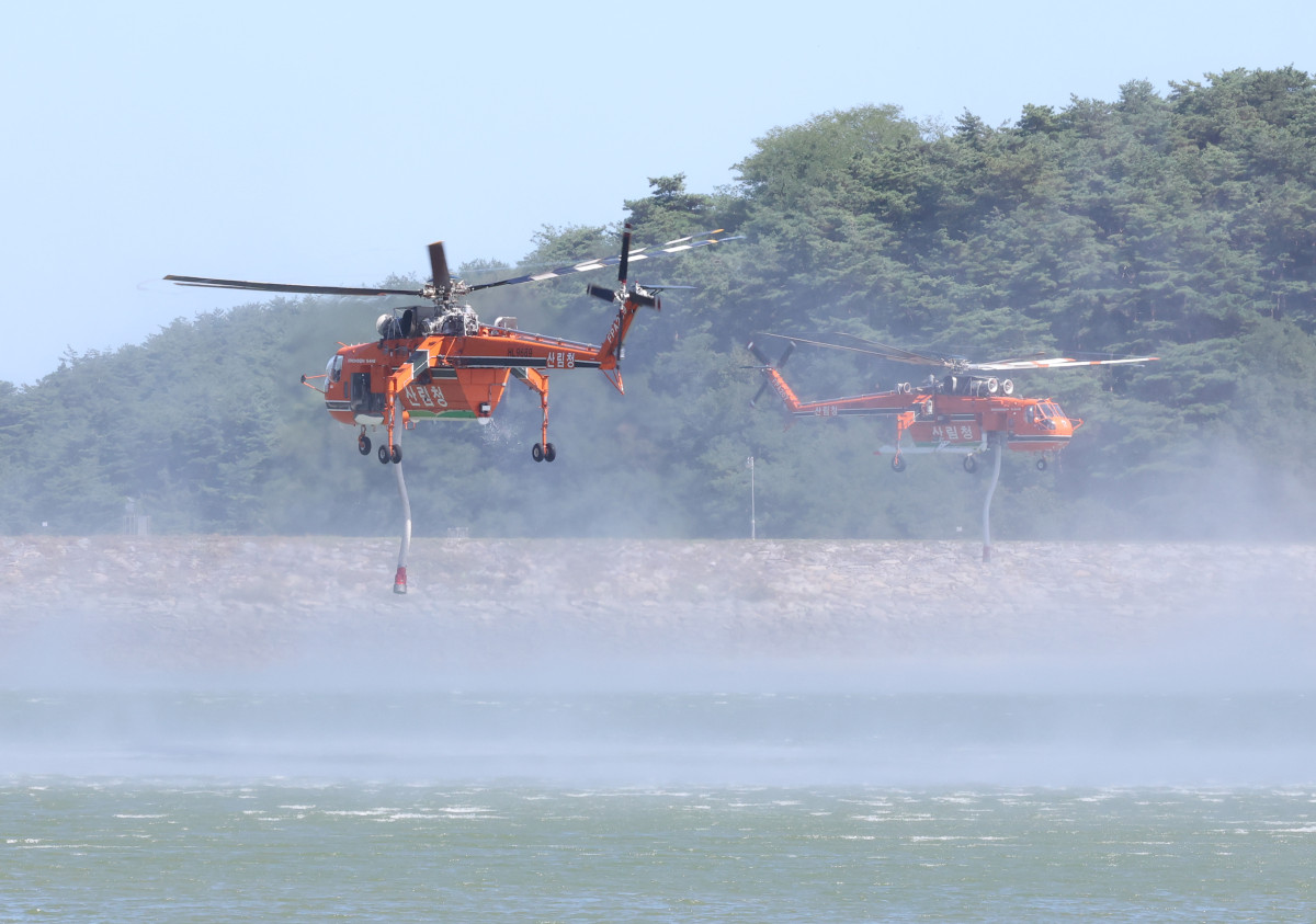 ▲5일 최악의 가뭄 사태가 이어지는 강원 강릉시 장현저수지에서 산불 진화 헬기가 지역 주 상수원인 오봉저수지에 투입할 물을 뜨고 있다. (연합뉴스)