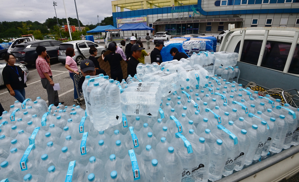 ▲ 5일 강원 강릉시 강남동 강남축구공원에서 주민들에게 생수를 나눠주고 있다. 강릉시는 수돗물 사용을 조금이라도 줄이고자 저수율 10% 이하에 배부하기로 했던 218만개의 생수를 1인당 12ℓ씩 배부하고 있다. (연합뉴스)
