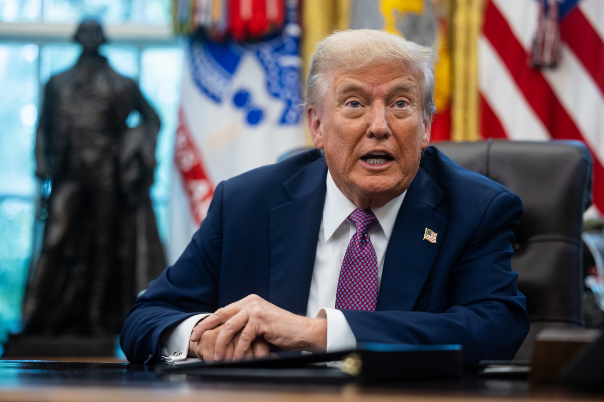 ▲도널드 트럼프 미국 대통령이 5일(현지시간) 백악관 집무실에서 행정명령에 서명하고 나서 기자들에게 발언하고 있다.  (워싱턴D.C./UPI연합뉴스)