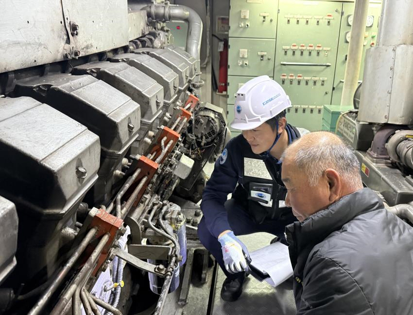 ▲기관실 누유 여부 점검 모습. (사진제공=해양수산부)