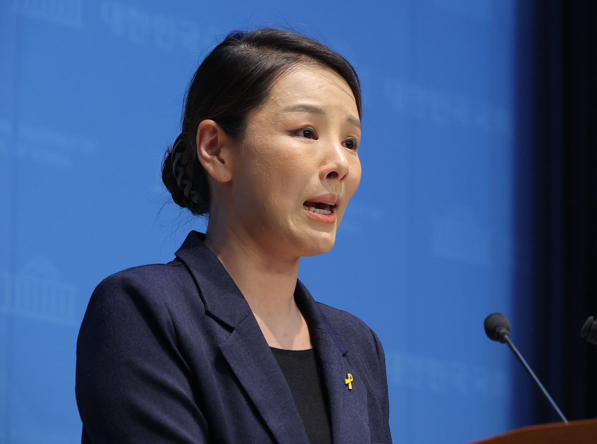 ▲조국혁신당 강미정 대변인이 4일 서울 여의도 국회 소통관에서 당내 성비위 의혹과 관련한 탈당 기자회견을 하고 있다. (연합뉴스)