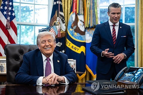 ▲도널드 트럼프 미국 대통령이 5일(현지시간) 백악관에서 행정명령에 서명한 뒤 말하고 있다. 오른쪽은 피트 헤그세스 국방장관. (연합뉴스)