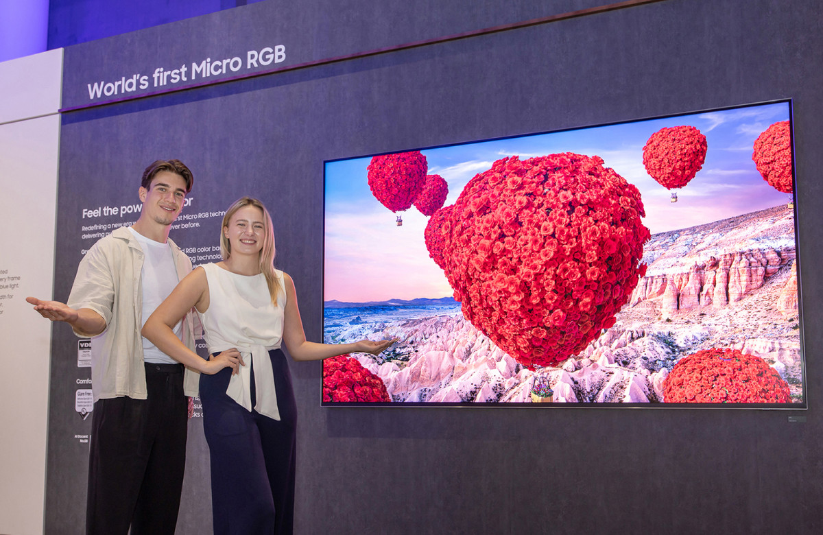 ▲삼성전자 전시관에서 삼성전자 모델이 115형 마이크로 RGB TV를 소개하고 있다. (자료제공=삼성전자)