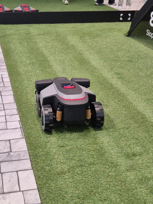 ▲로보락 잔디깎이 로봇이 작동하고 있다. (박민웅 기자 pmw7001@)