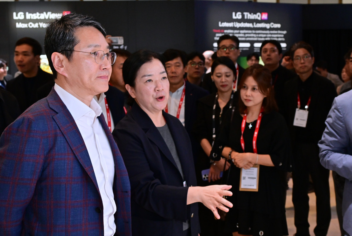 ▲조주완 LG전자 사장이  5일(현지시간) IFA 2025 LG전자 부스를 살펴보고 있다.  (자료제공=LG전자)