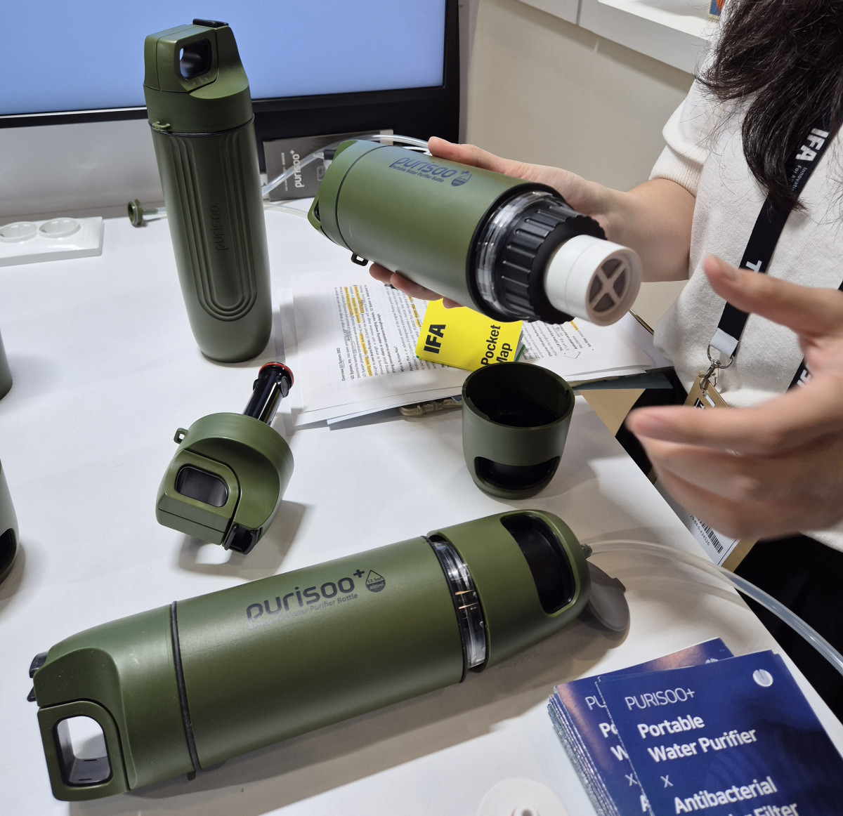 ▲유투시스템 관계자가 정수 시스템을 갖춘 휴대용 물병 '퓨리수'를 설명하고 있다. (박민웅 기자 pmw7001@)