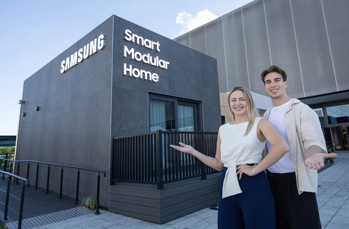 ▲삼성전자가 9일까지 독일 베를린에서 진행되는 IFA 2025에서 차세대 주거 모델로 주목받고 있는 모듈러 건축에 적용 가능한 AI 홈 기술 기반 '스마트 모듈러 홈 솔루션'을 선보였다.  (자료제공=삼성전자)