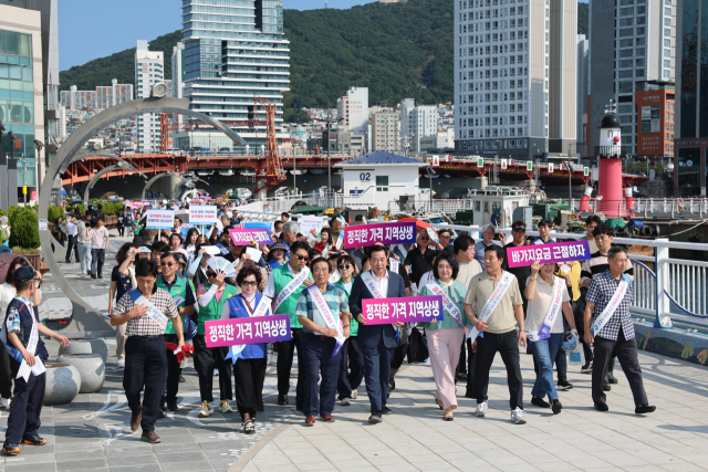 ▲5일 오후 3시 부산 중구 유라리광장에서 지역 상인 단체 회원 등 200여 명이 참석, 바가지요금 근절 등을 결의했다.  (사진제공=중구청)
