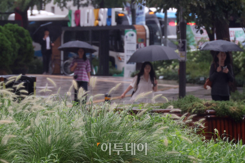 ▲서울 청계광장에서 우산을 쓴 시민들이 발걸음을 서두르고 있다. (이투데이DB)