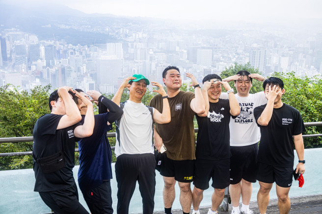 ▲오세훈 서울시장이 6일 아침 러닝 번개 ‘남산런’에 참가한 시민들과 기념 촬영을 하고 있다. (사진제공=서울시)