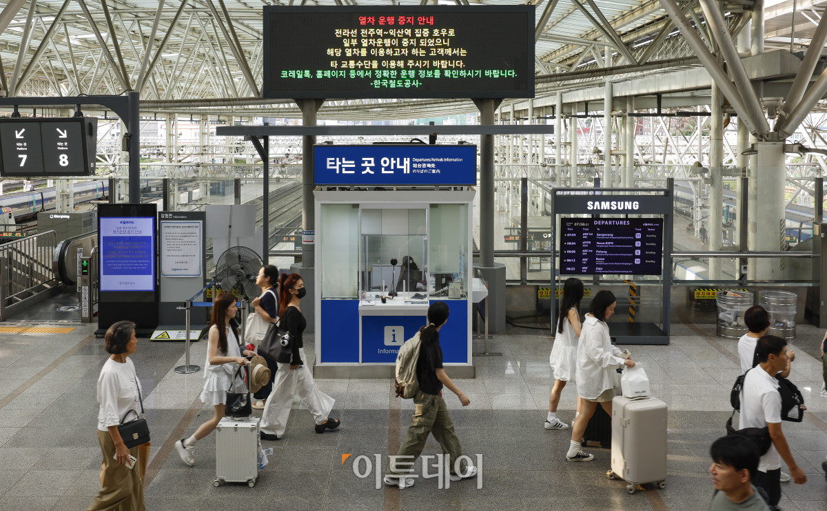 ▲7일 서울 용산구 서울역 전광판에 전라선 일부 열차 운행 중지 안내문이 나오고 있다. 코레일은 밤사이 전북지역에 내린 집중호우로 전북 전주와 익산을 오가는 전라선 일부 선로가 침수되면서 별도 공지가 있을 때까지 해당 구간의 열차 운행을 중단한다고 밝혔다. 조현호 기자 hyunho@