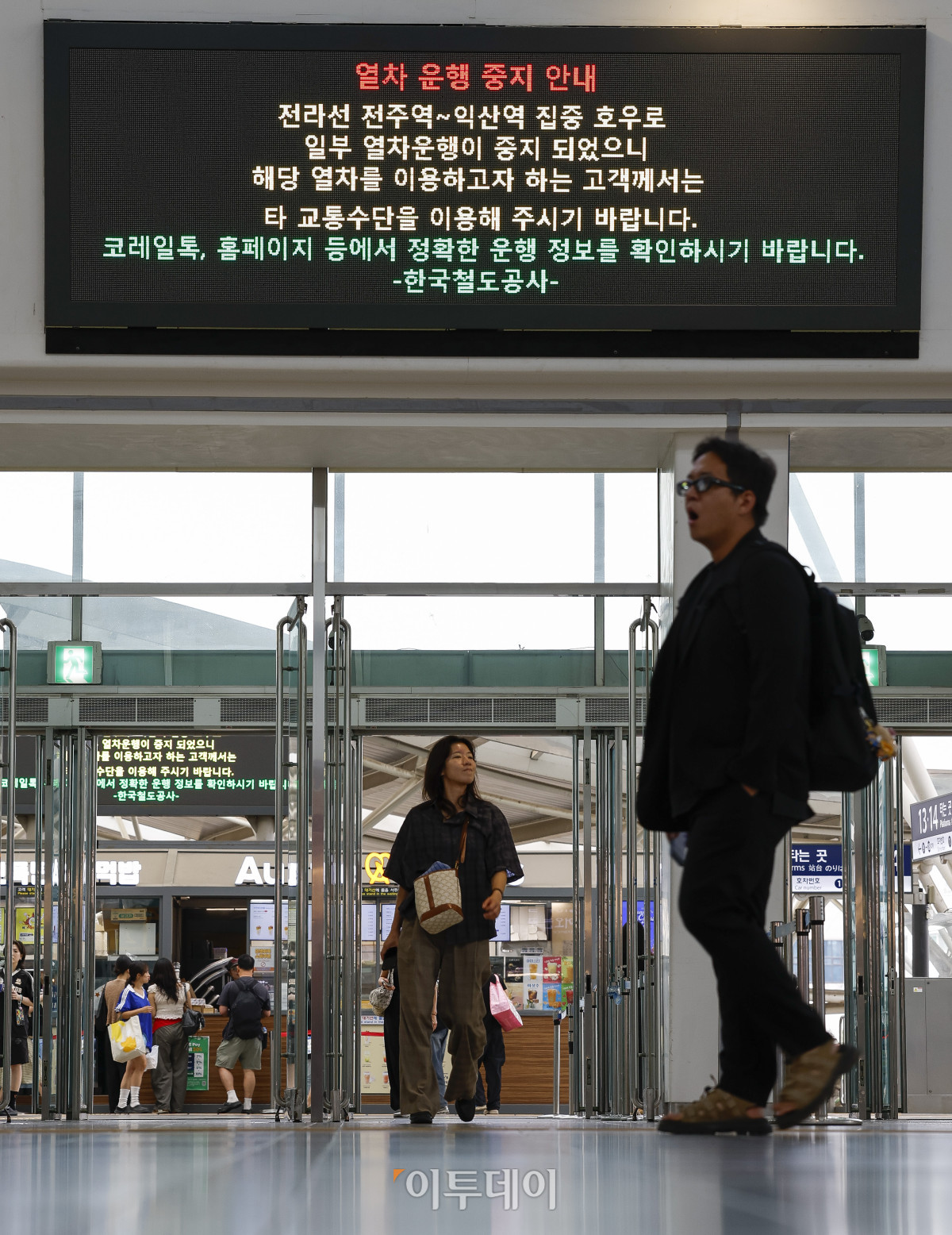 ▲7일 서울 용산구 서울역 전광판에 전라선 일부 열차 운행 중지 안내문이 나오고 있다. 코레일은 밤사이 전북지역에 내린 집중호우로 전북 전주와 익산을 오가는 전라선 일부 선로가 침수되면서 별도 공지가 있을 때까지 해당 구간의 열차 운행을 중단한다고 밝혔다. 조현호 기자 hyunho@