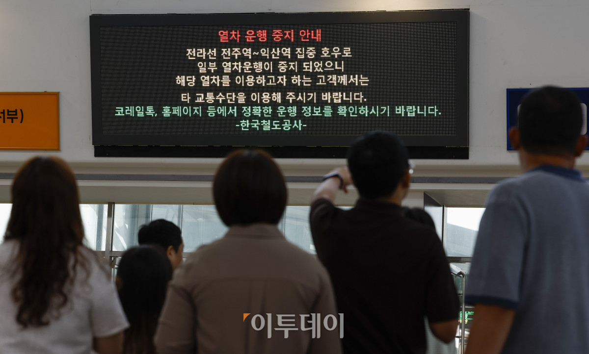 ▲7일 서울 용산구 서울역 전광판에 전라선 일부 열차 운행 중지 안내문이 나오고 있다. 코레일은 밤사이 전북지역에 내린 집중호우로 전북 전주와 익산을 오가는 전라선 일부 선로가 침수되면서 별도 공지가 있을 때까지 해당 구간의 열차 운행을 중단한다고 밝혔다. 조현호 기자 hyunho@
