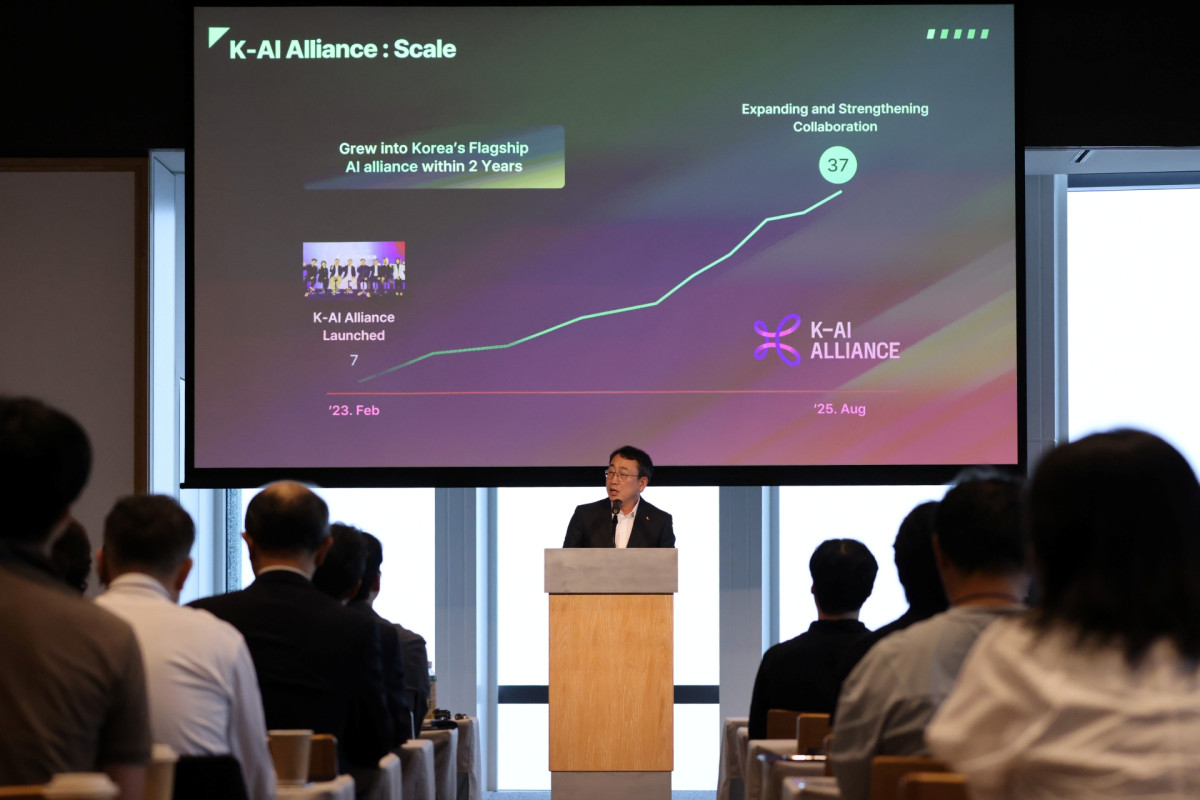 ▲유영상 SK텔레콤 CEO가 ‘K-AI 얼라이언스 글로벌 밋업’ 행사의 개회사를 하고 있다. (사진제공=SKT)