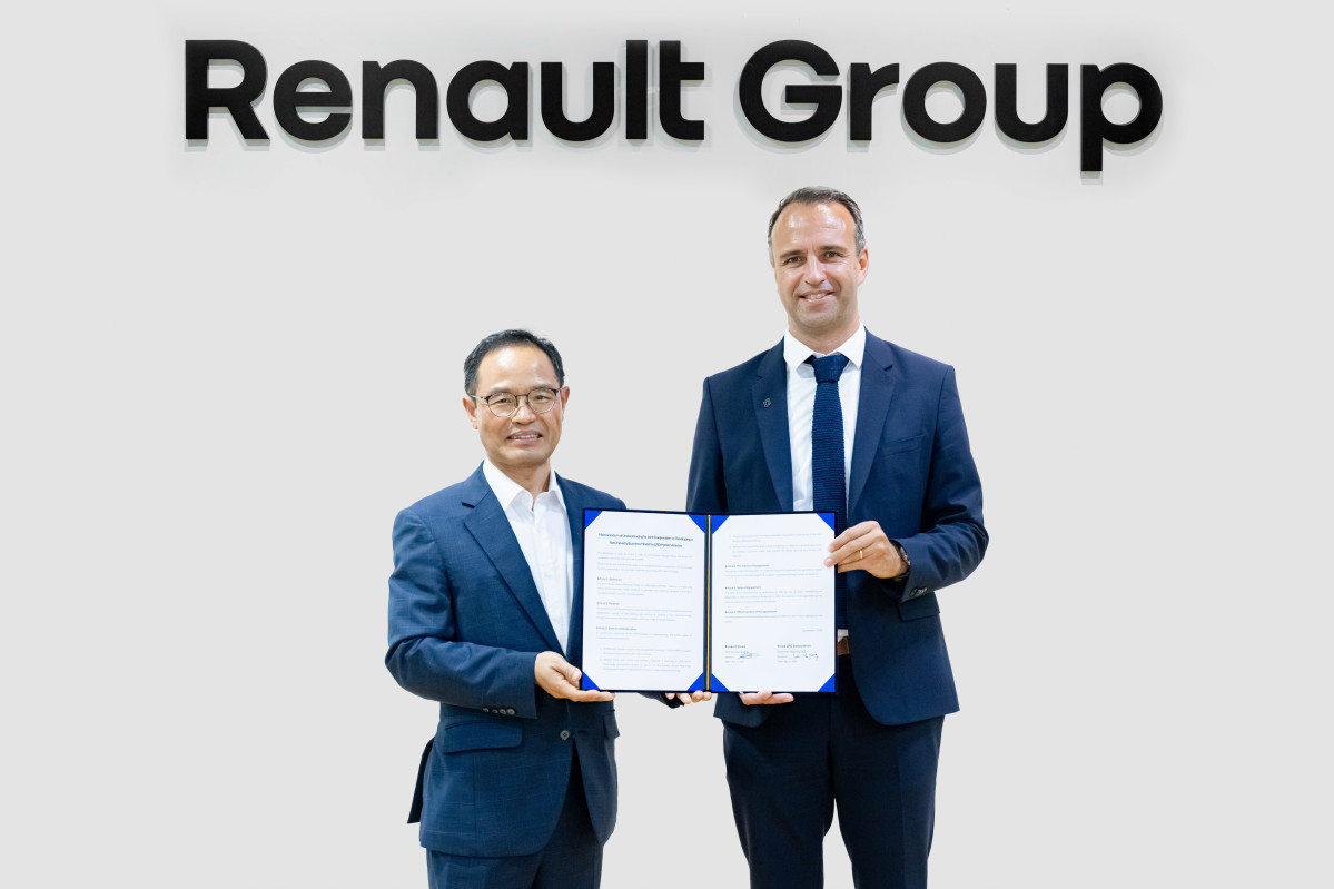 ▲르노코리아-대한LPG협회 'LPDi 하이브리드 자동차 양산 개발을 위한 업무협약' 체결식. 이호중 대한LPG협회장과 니콜라 파리 르노코리아 사장이 기념촬영을 하고 있다. (사진제공=르노코리아)