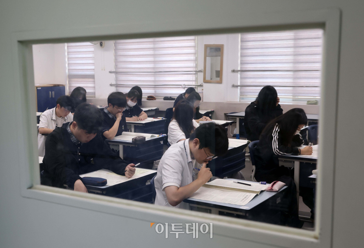 ▲ 2026학년도 대학수학능력시험 모의평가가 실시된 3일 서울 금천구 금천고등학교에서 고3 학생들이 시험 준비를 하고 있다. 사진 공동 취재단 (이투데이 DB)