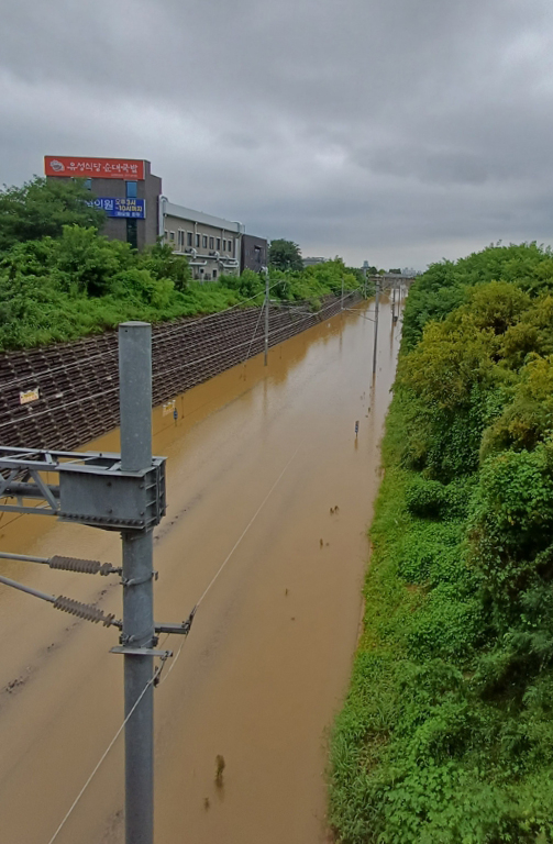 ▲전북지역에 장대비가 쏟아진 7일 전라선 익산-전주 구간 철도 선로가 물에 잠겨 있다. (사진제공=연합뉴스)