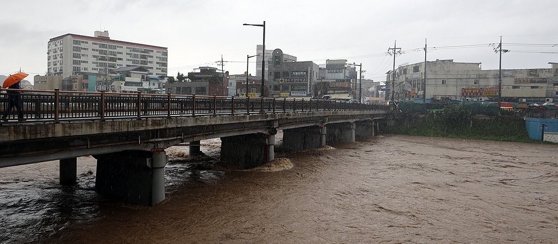 ▲ 7일 밤사이 내린 많은 비로 홍수주의보가 내려진 전북 전주시 전주천 서천교 인근 매곡교를 시민들이 건너고 있다.
(사진제공=연합뉴스)