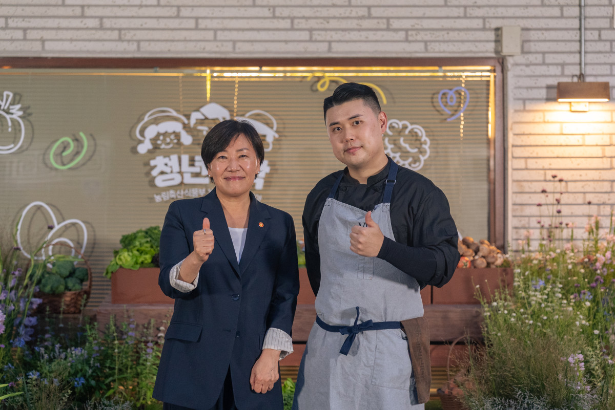 ▲송미령 농림축산식품부 장관(왼쪽)이 5~6일 권성준 셰프(예능 ‘흑백요리사’ 시즌1 우승자, 별명 ‘나폴리맛피아’)와 함께 진행한 ‘청년식탁’ 파인다이닝 행사에 참석해 기념 촬영을 하고 있다. (사진제공=농림축산식품부)