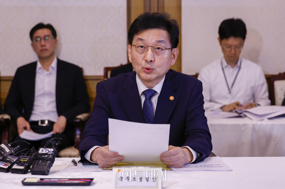 ▲윤창렬 국무조정실장이 7일 서울 종로구 정부서울청사에서 열린 부동산관계장관회의에서 모두발언을 하고 있다. 조현호 기자 hyunho@