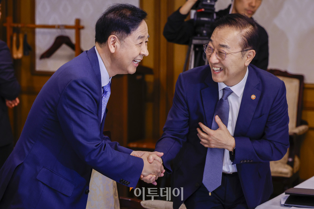 ▲구윤철(왼쪽) 경제부총리 겸 기획재정부 장관과 김윤덕 국토교통부 장관이 7일 서울 종로구 정부서울청사에서 열린 부동산관계장관회의에서 악수를 하고 있다. 조현호 기자 hyunho@