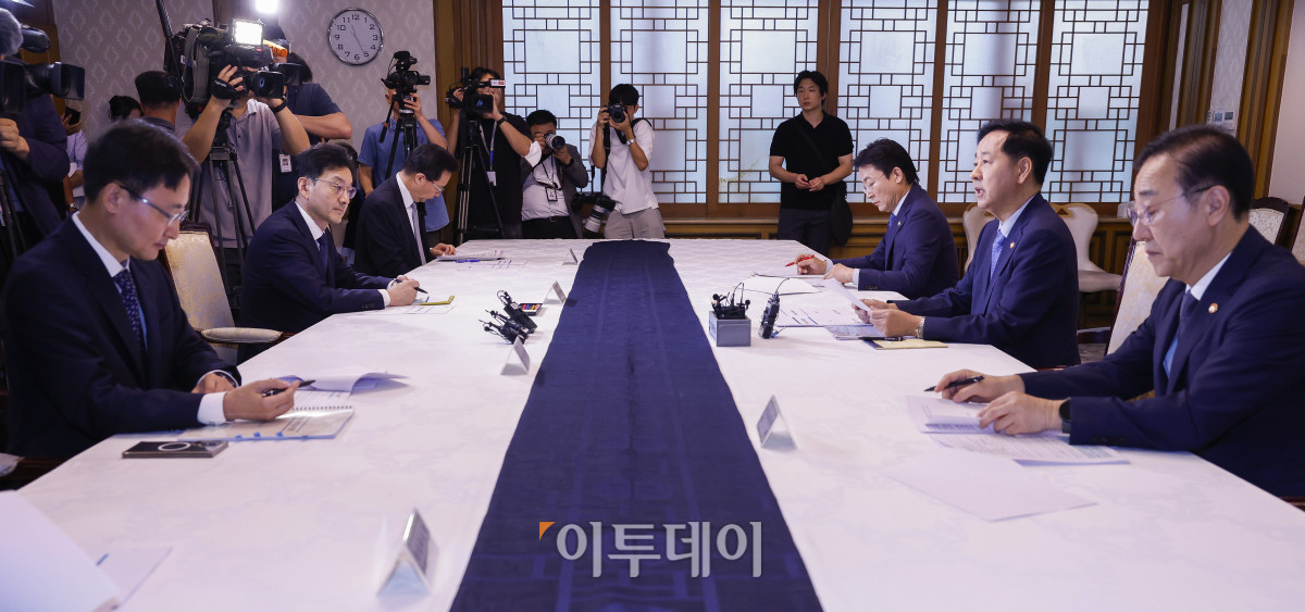 ▲구윤철 경제부총리 겸 기획재정부 장관이 7일 서울 종로구 정부서울청사에서 열린 부동산관계장관회의에서 모두발언을 하고 있다. 조현호 기자 hyunho@