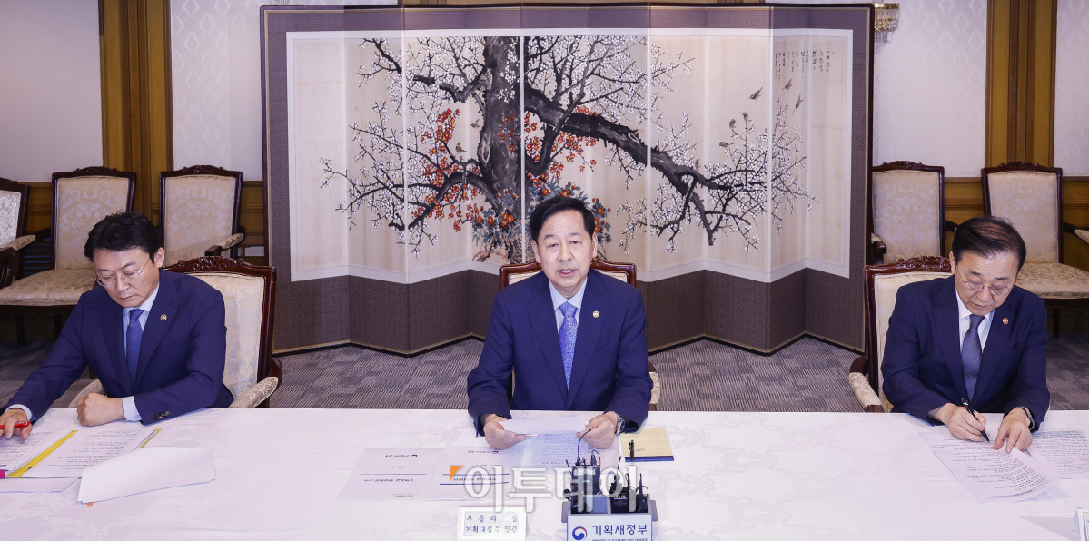 ▲구윤철 경제부총리 겸 기획재정부 장관이 7일 서울 종로구 정부서울청사에서 열린 부동산관계장관회의에서 모두발언을 하고 있다. 조현호 기자 hyunho@